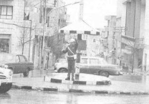 بقيت مدينة عمان تعمتد في تنظيم سير السيارات داخل المدينة على شرطي المرور. حيث وقف تحت مظلة في منتصف الشوارع الرئيسية حتى عام 1971 الى حين بدأ تركيب الإشارات الضوئية التي نشاهدها اليوم في مختلف مناطق عمان على تقاطعات الشوارع الرئيسية حيث لم نعد نشاهد شرطي مرور بعد ذلك التاريخ.

و الجدير بالذكر بأن شركة سمنس ف.أ كتانة هي الشركة التي قامت بتركيب أول إشارة ضوئية في عمان على تقاطع جبري و عزيزية في وسط البلد.